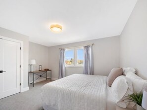 6 bedrooms, bed sheets