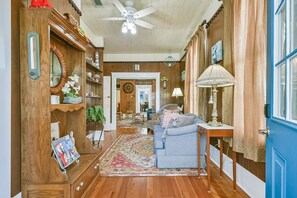 Smart TV, books, offices, computer monitors - Hidden Gem Family Home. 2 blocks to seawall (Galveston)