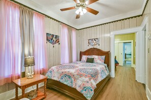 4 makuuhuonetta, työpöytä, silitysrauta/-lauta, ilmainen Wi-Fi