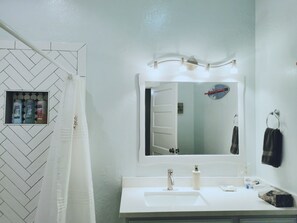 Suihku, hiustenkuivaaja, pyyhkeet, saippua