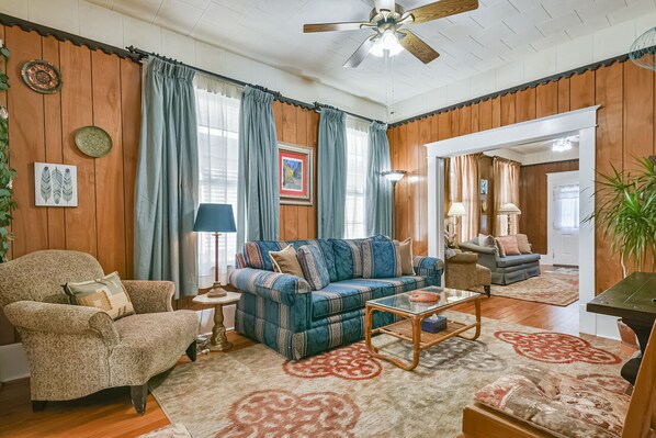 Téléviseur connecté, livres, bureau, écran d’ordinateur