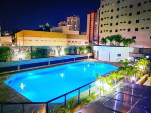 Una piscina al aire libre