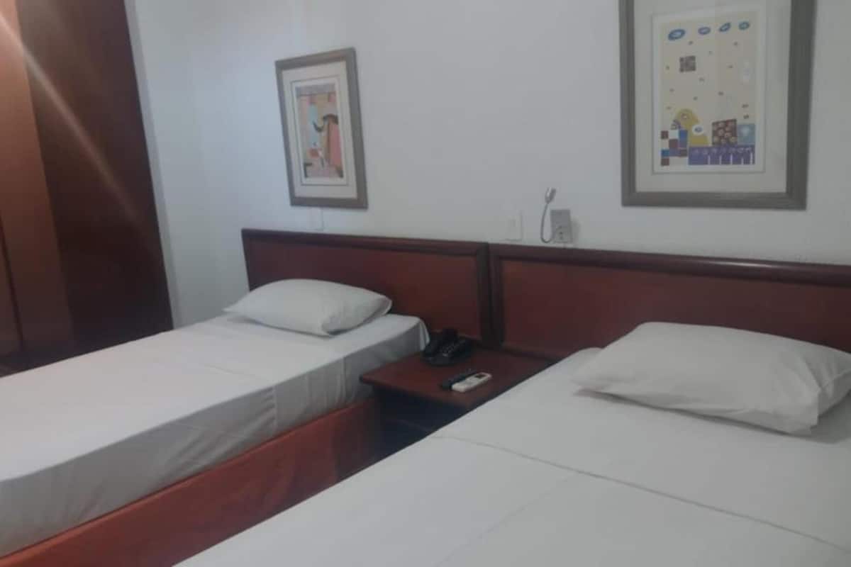 标准双人房或双床房 | 迷你吧、办公桌、免费 WiFi、床单