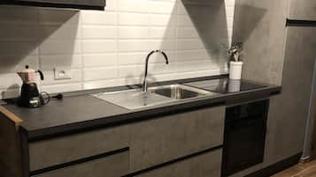Réfrigérateur, four, plaque de cuisson, cafetière/bouilloire