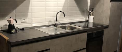Fridge, oven, stovetop, coffee/tea maker