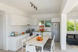 冷蔵庫、電子レンジ、オーブン、コンロ