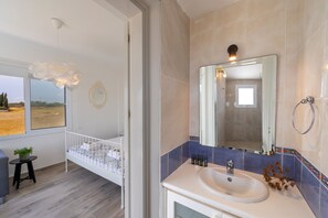 シャワー、ヘアドライヤー、タオル