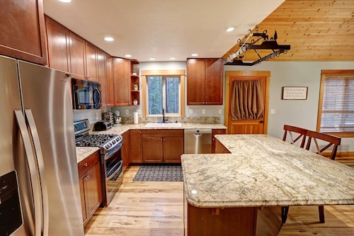 Cozy Detroit Cabin