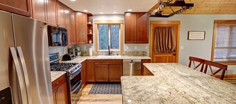Cozy Detroit Cabin