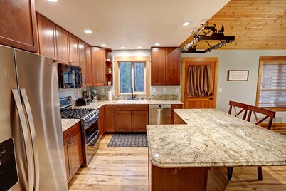 Cozy Detroit Cabin