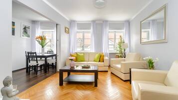 Comfort-Apartment, Mehrere Betten | Wohnbereich | 36-Zoll-Smart-TV mit Satellitenempfang, Fernseher, aktuelle Filme