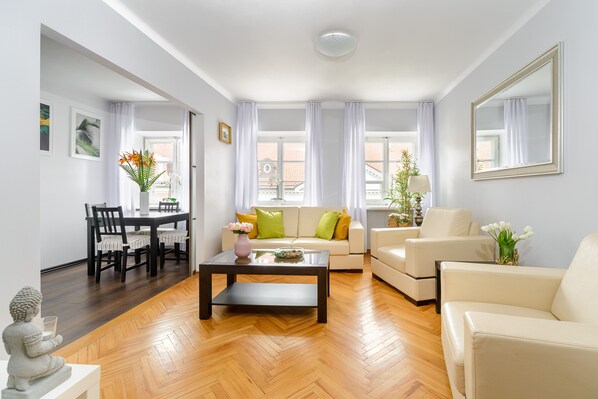 Comfort-lejlighed - flere senge | Opholdsområde | 36-tommers smart-tv med satellitkanaler, tv, premierefilm