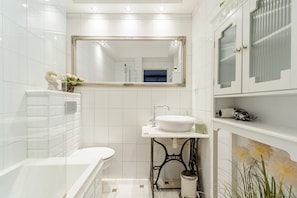 Appartement Confort, plusieurs lits | Salle de bain | Douche hydromassante, sèche-cheveux, serviettes fournies, savon