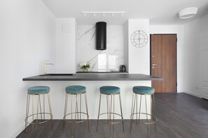 Premium Apartment (Nadmotlawie) | Private kitchen | Oven, stovetop, dishwasher, cookware/dishes/utensils