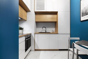 Premium Apartment (Indygo) | Private kitchen | Oven, stovetop, dishwasher, cookware/dishes/utensils
