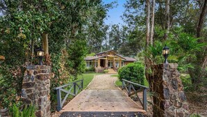 A pathway leading to a house surrounded by stone pillars and trees. - Brookfield Country House, Pool, 7 bedrooms (Upper Brookfield)