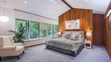 7 bedrooms, iron/ironing board, free WiFi, bed sheets