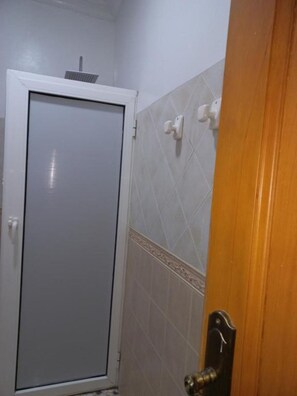 Combined shower/bathtub