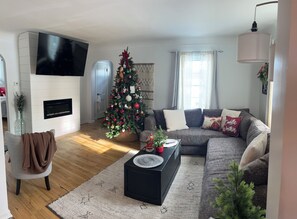 Smart TV, fireplace - Come Visit our Bungalow in the Pines! (Birch Run)