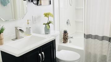 Baignoire, sèche-cheveux, serviettes fournies, savon