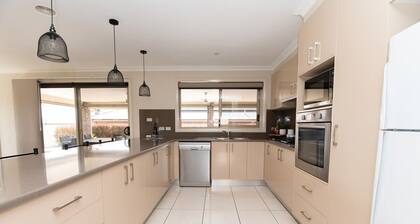 The Centennial | Entertains 8, Close to Wineries