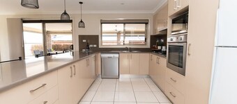 The Centennial | Entertains 8, Close to Wineries