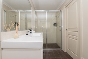 Badewanne, kostenlose Toilettenartikel, Haartrockner, Handtücher