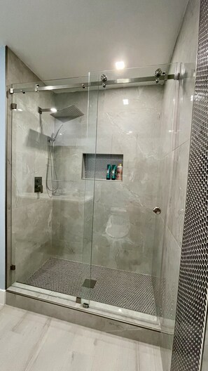 Badewanne, Haartrockner, Bidet, Handtücher