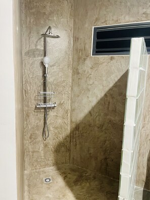 Shower, hair dryer, towels, soap - Stunning view with Private Pool (Puna'auia)