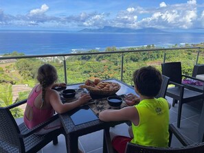 Two people seated at a table with a view of the ocean and greenery. - Stunning view with Private Pool (Puna'auia)