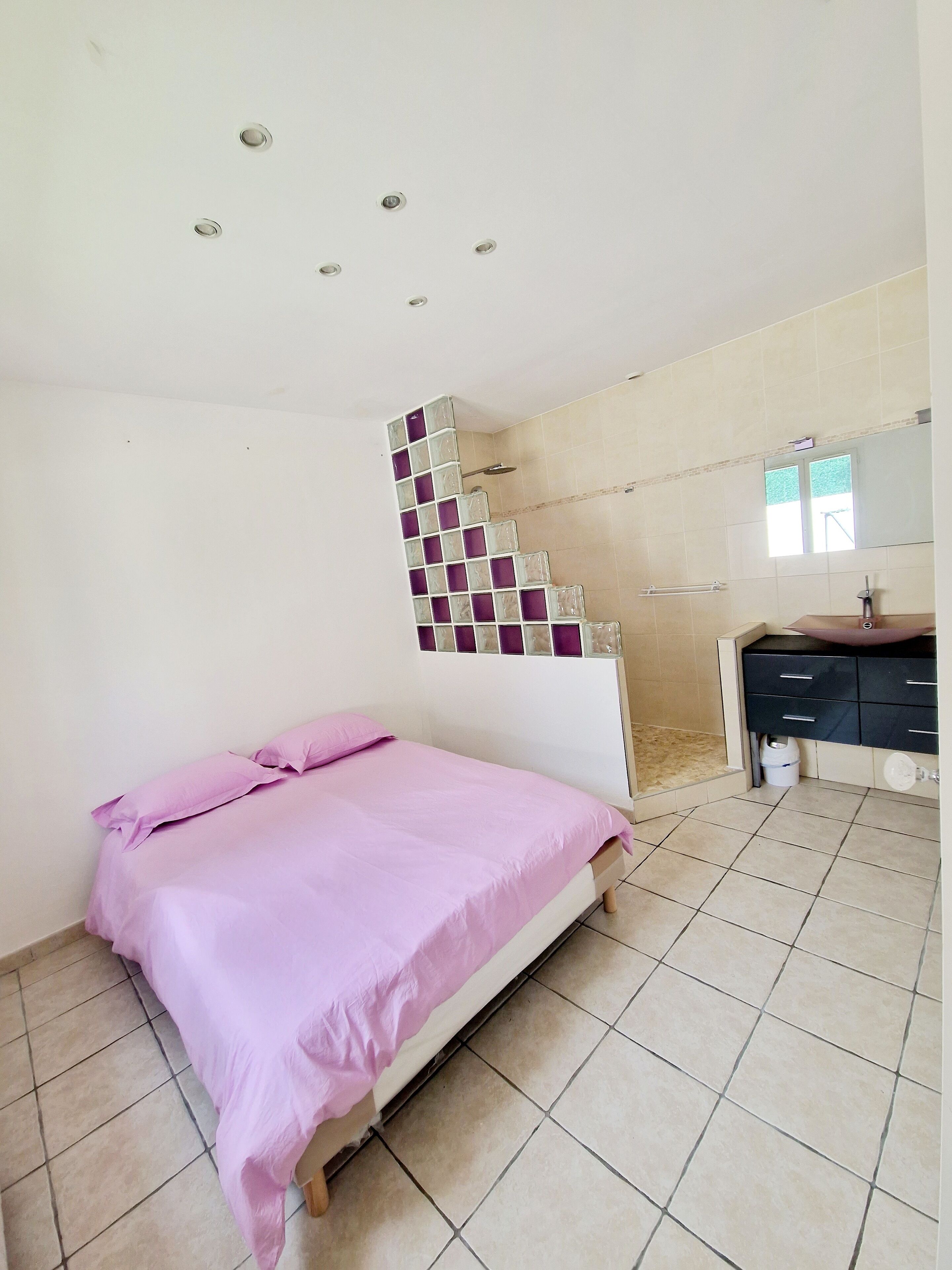 3 chambres, fer et planche à repasser, Wi-Fi, draps fournis