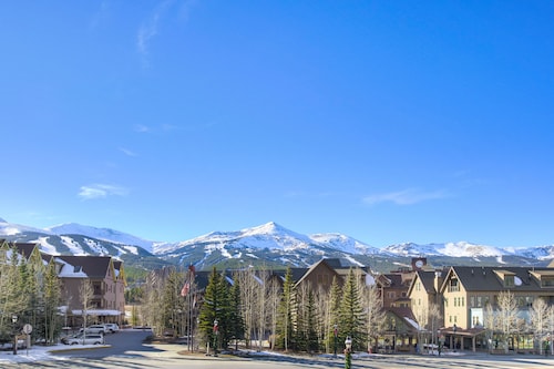 RATES REDUCED! Dogs Welcome! Stunning Views & Unbeatable Location! MainC