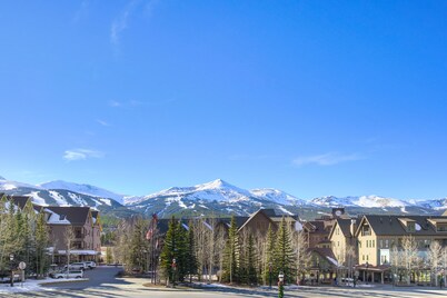 RATES REDUCED! Dogs Welcome! Stunning Views & Unbeatable Location! MainC