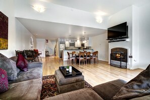 TV de tela plana, lareira