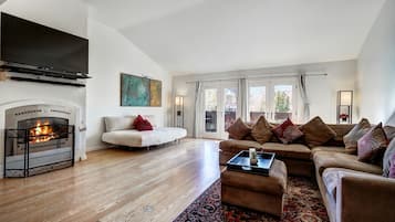 Televisión de pantalla plana y chimenea