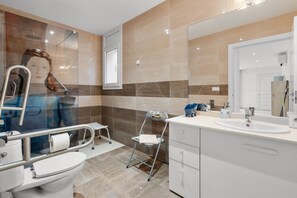 Een douche, een haardroger, handdoeken