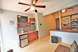 Kühlschrank, Mikrowelle, Herdplatte, Wasserkocher mit Kaffee-/Teezubehör