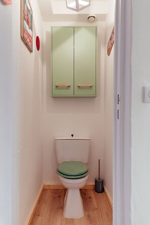 Bathtub, hair dryer, towels, shampoo
