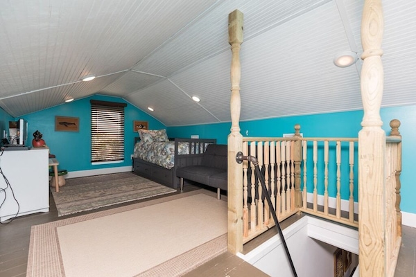 4 bedrooms, iron/ironing board, free WiFi, bed sheets