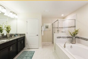 Baignoire, articles de toilette gratuits, sèche-cheveux