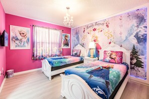 9 Schlafzimmer, Schreibtisch, Bügeleisen/Bügelbrett, Reisekinderbett