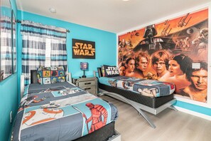 9 Schlafzimmer, Schreibtisch, Bügeleisen/Bügelbrett, Reisekinderbett