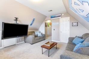 تلفزيون ذكي، مدفأة، كُتُب، ستيريو