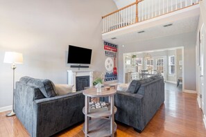 Smart TV, fireplace, books, stereo - Spacious 4BR Next to Geodis Park-Close to Downtown (Nashville)