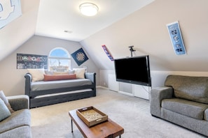 Smart TV, fireplace, books, stereo