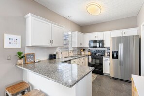 ثلاجة، ميكروويف، فرن، موقد طهي مسطح