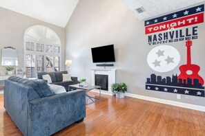 تلفزيون ذكي، مدفأة، كُتُب، ستيريو