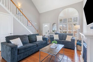 Téléviseur connecté, foyer, livres, chaîne audio