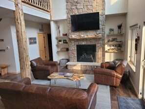 Smart TV, caminetto, tavolo da calcetto