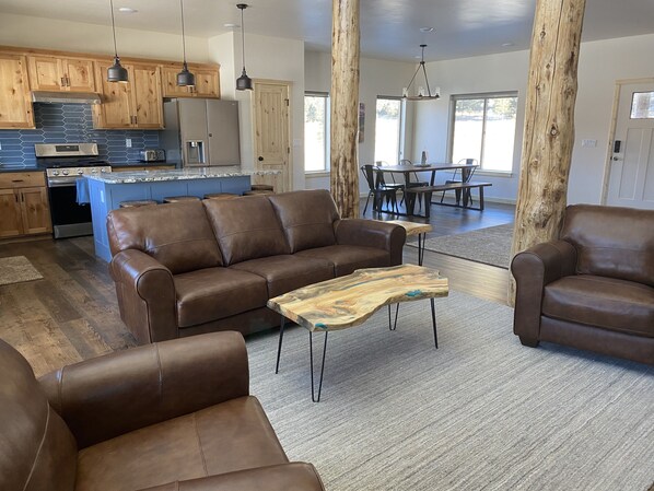 Smart TV, caminetto, tavolo da calcetto